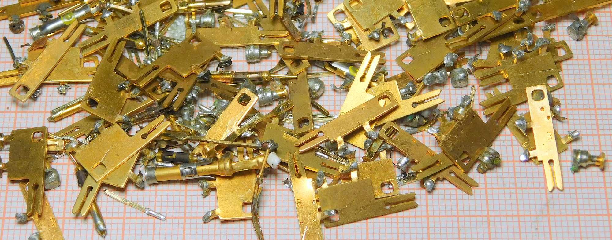 Części elektroniczne piny itp. złocone ok 40g odzysk [038]