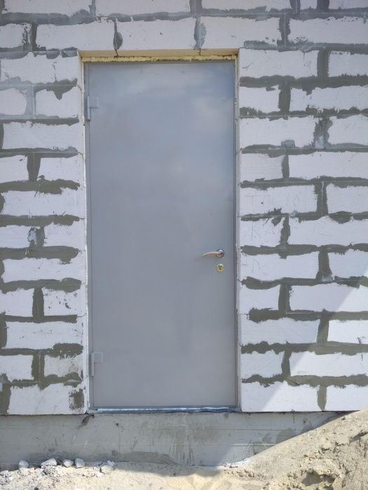 Двери металлические входные из металла 2/3 мм, тамбур, решетки на окна