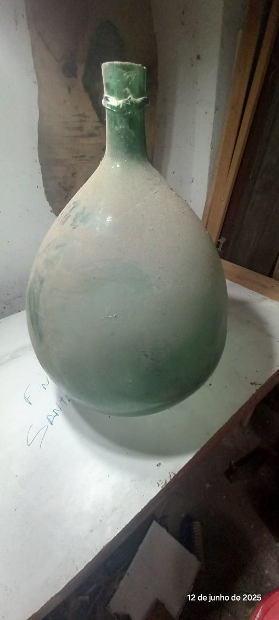 Garrafão de vidro verde muito antigo e raro.