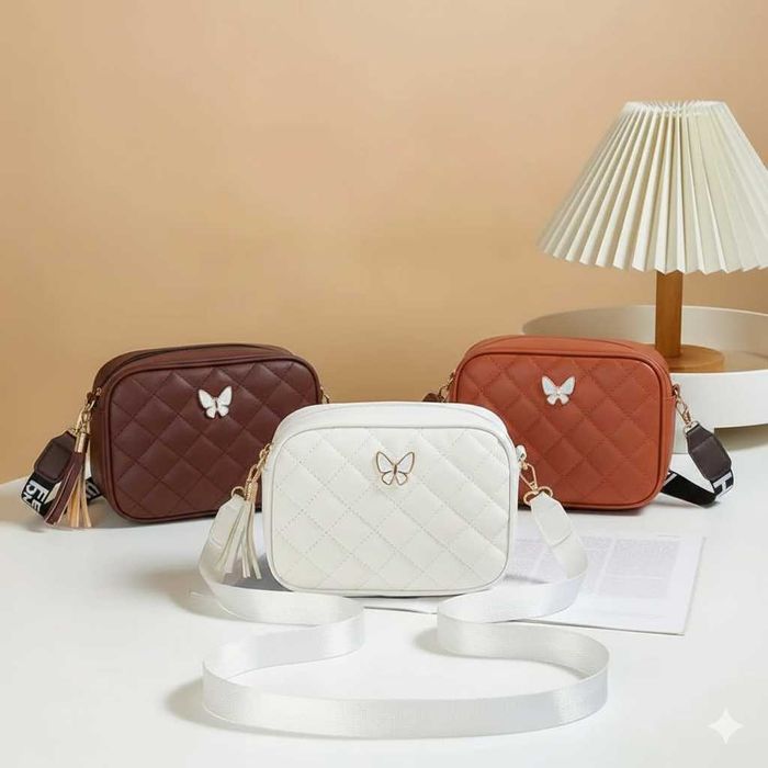 Сумка через плече, зручна з метеликом. Ремішок з написами та без