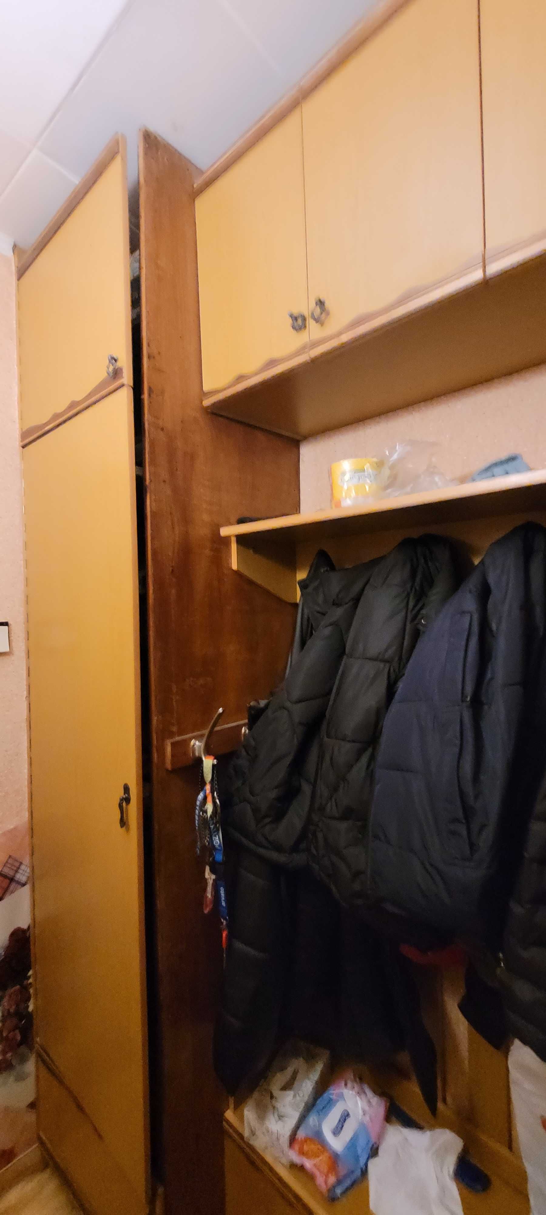 Прихожа в коридор. Вішалка в коридор.