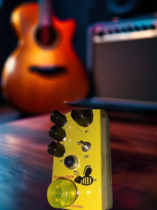 Pedais de guitarra (2 overdrives, chorus e delay)