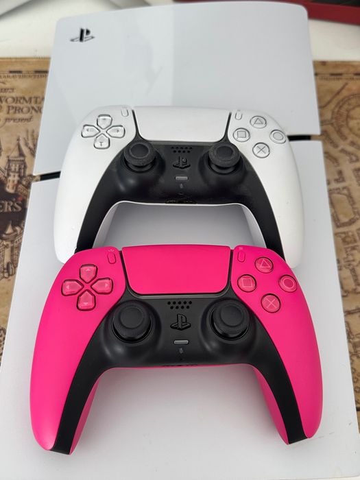 PlayStation 5 com dois comandos