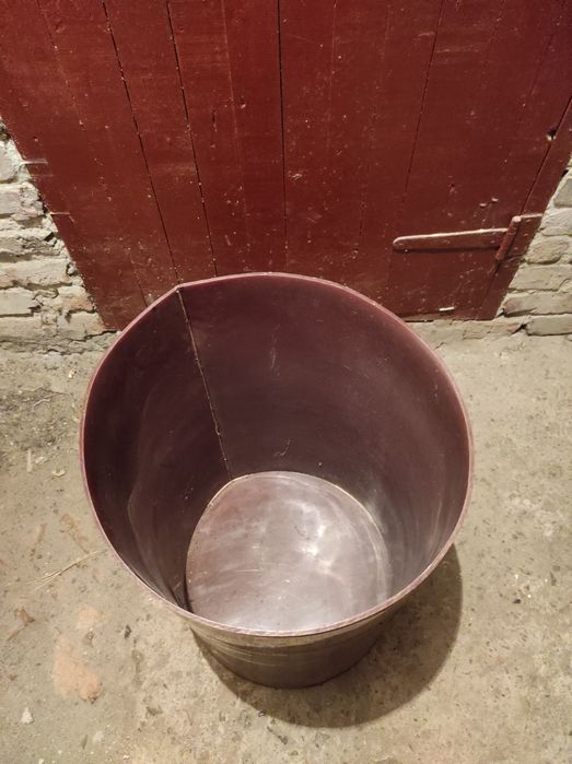 Поилка-кормушка для домашних животных. Бочка для пищевых продуктов.