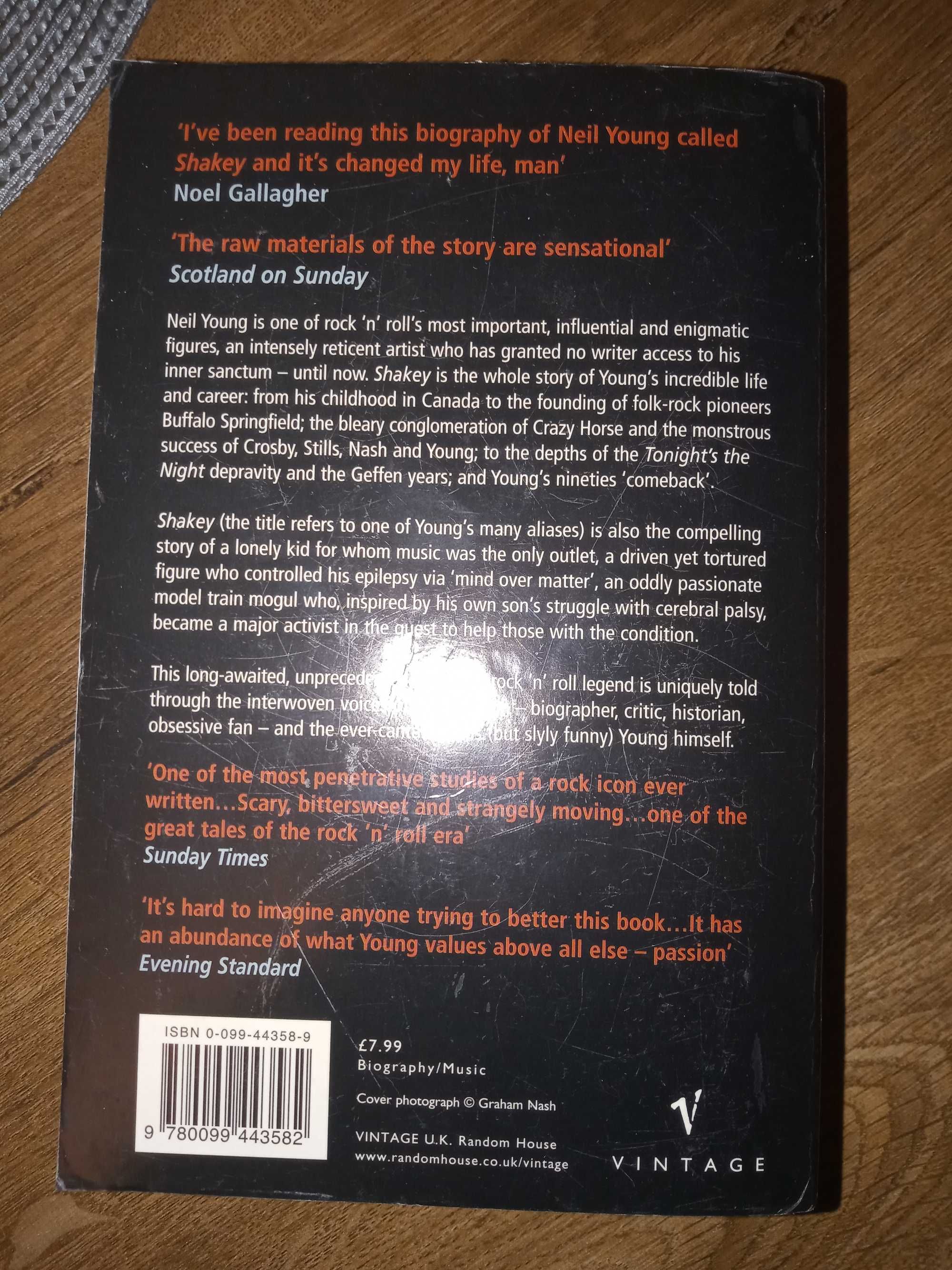 Sprzedam książkę Shakey. Neil Young's biography.
