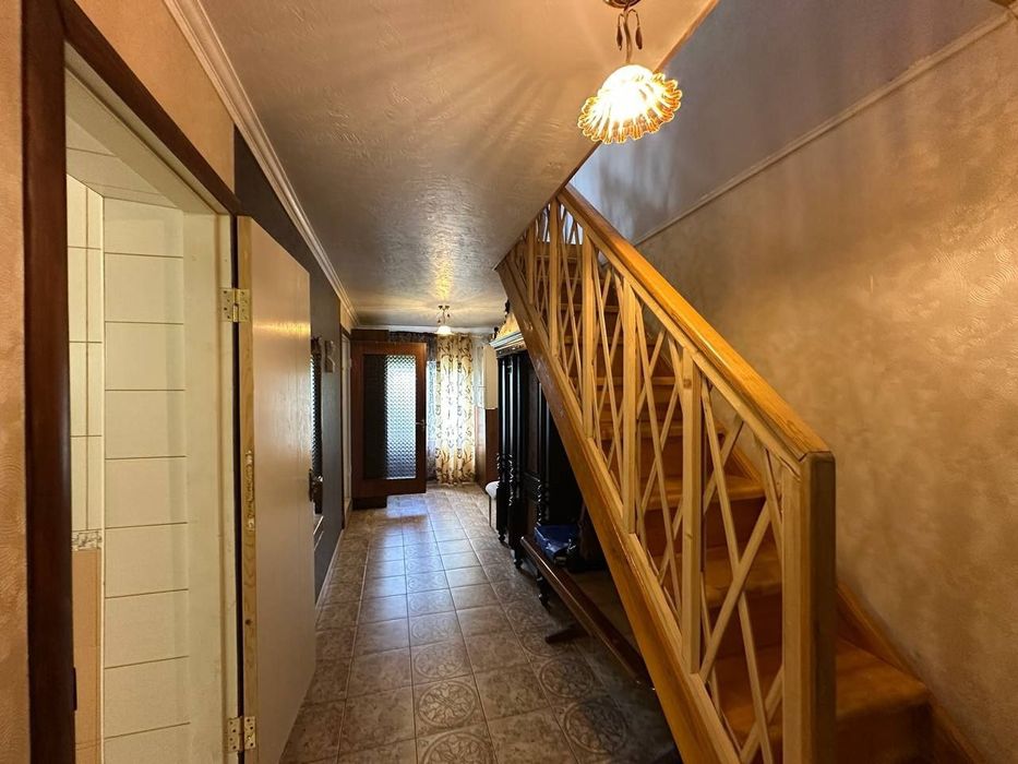 Сучасний просторий будинок для сімї