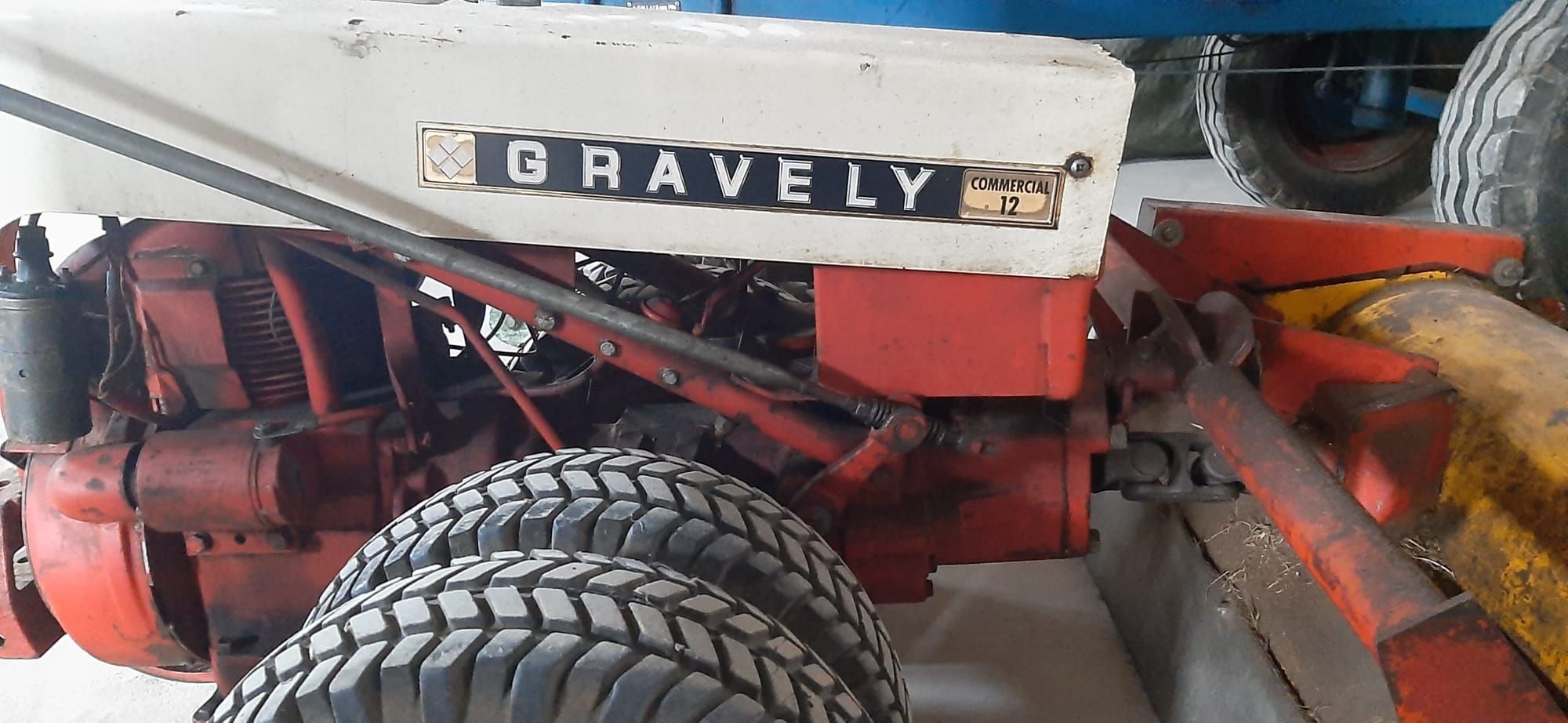2 máquinas Gravely para cortar mato e prato de cortar relva
