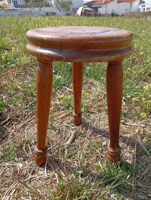 Banco de três pés em madeira