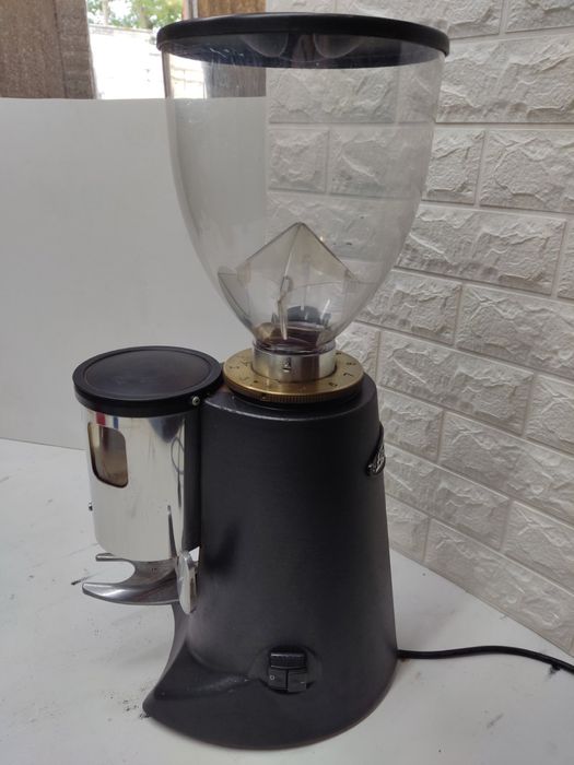 Продам профессиональную кофемолку бункерного типа (гриндер). Feotenzat