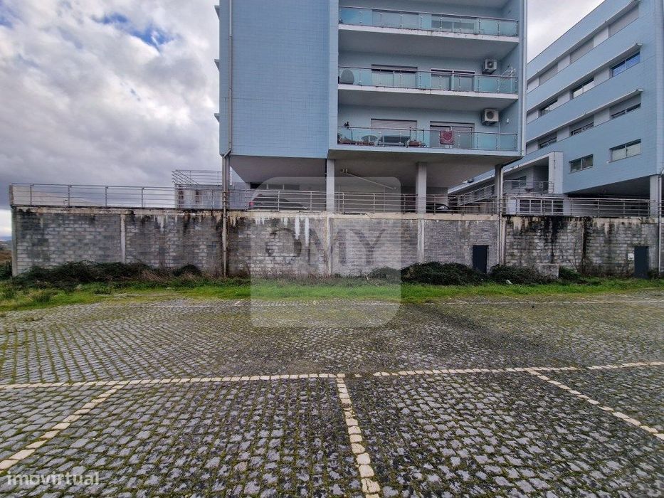 Na Vila de Murça, armazéns de 1600 m2 em bruto