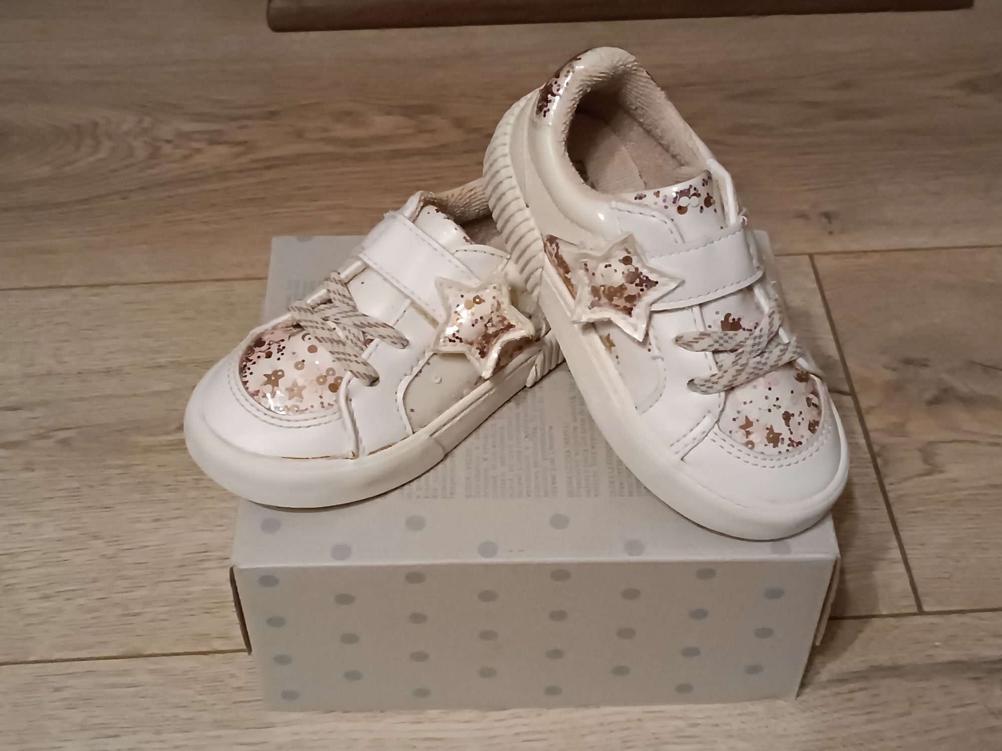 Buty /trampki Zara r.22 białe z błyszczącymi cekinami dziewczynka