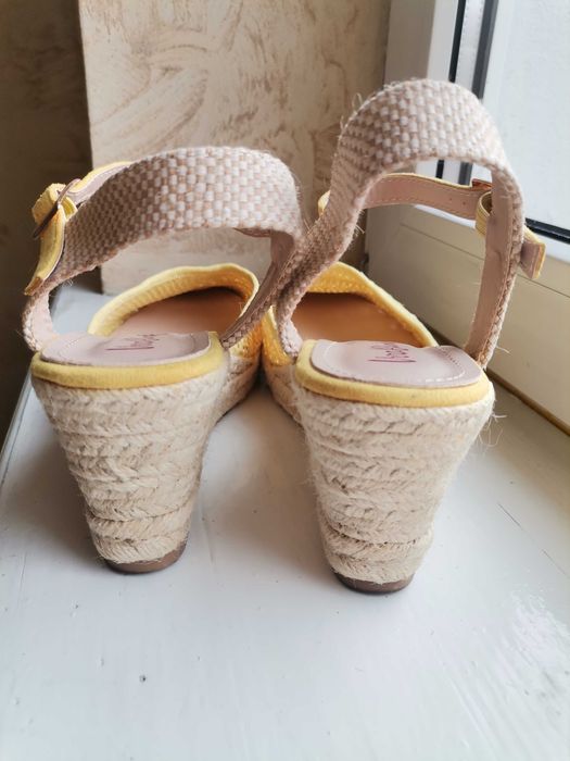 Buty letnie na koturnie