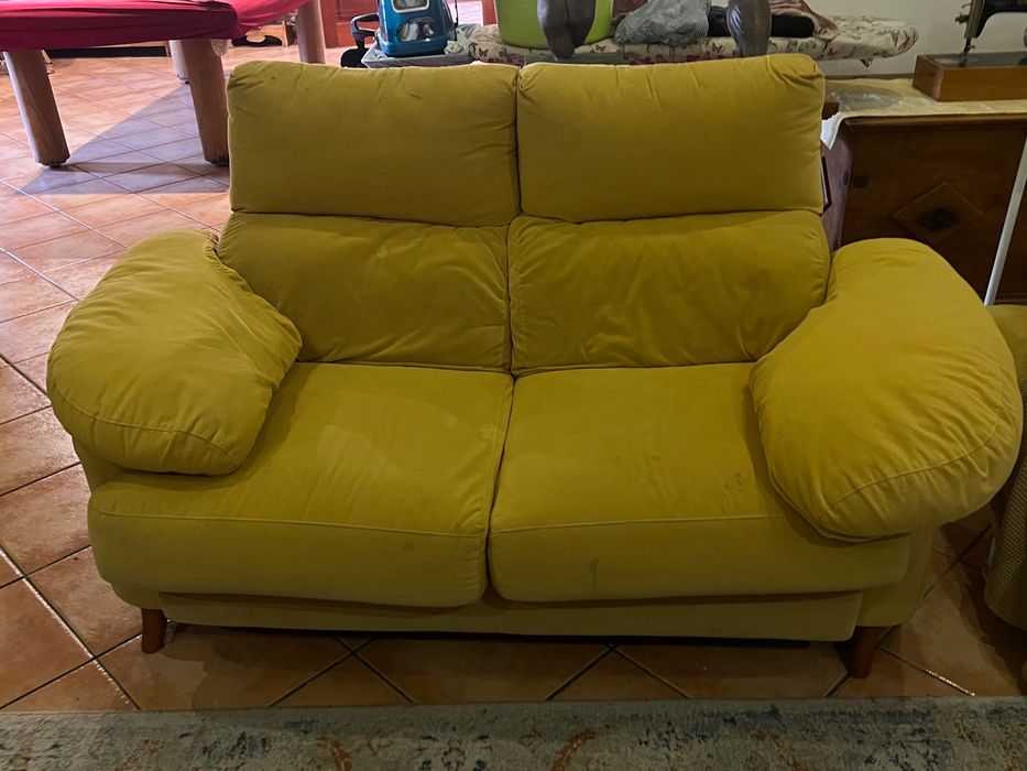 Sofás amarelos de tecido lavável