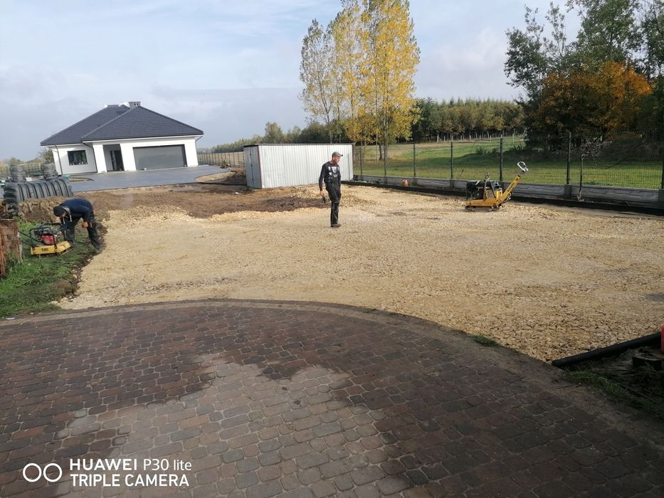 Utwardzanie terenu minikoparka KoparkoŁadowarka Suchy beton piach