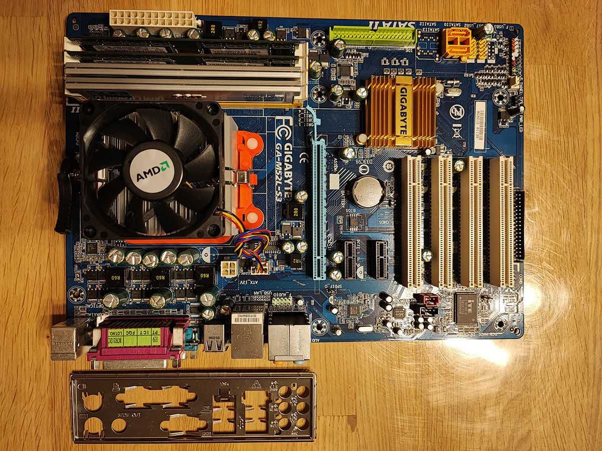 Płyta główna GIGABYTE M52L-S3, AMD ATHLON 64 X2 5000+, 2GB, Windows 10