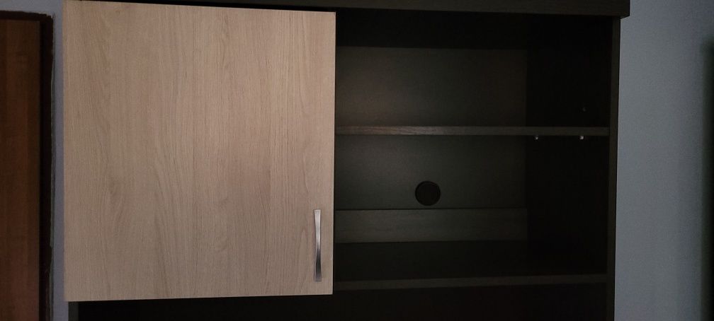 Drewniane biurko z szafką