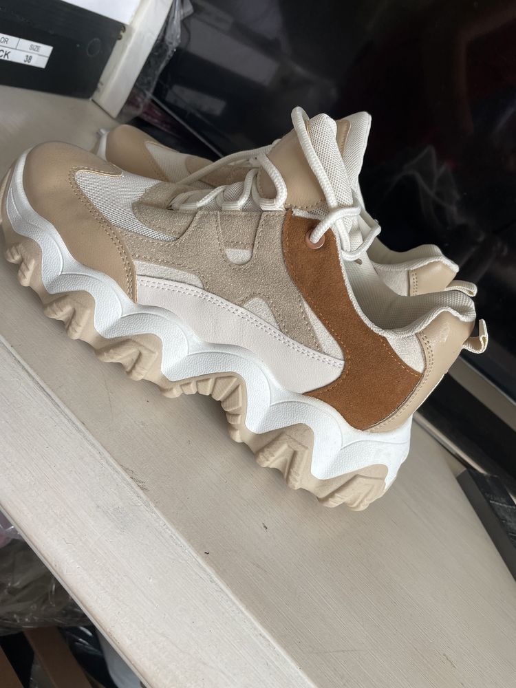 Sneakersy rozmiar 40  koturny nowe beżowe wysokie