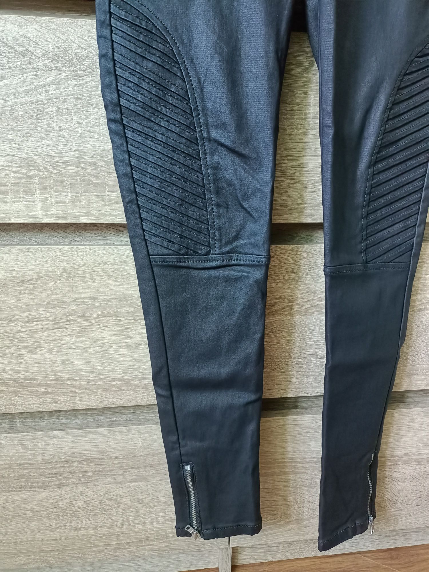 Czarne spodnie skinny rurki woskowane F&F 36/S zip