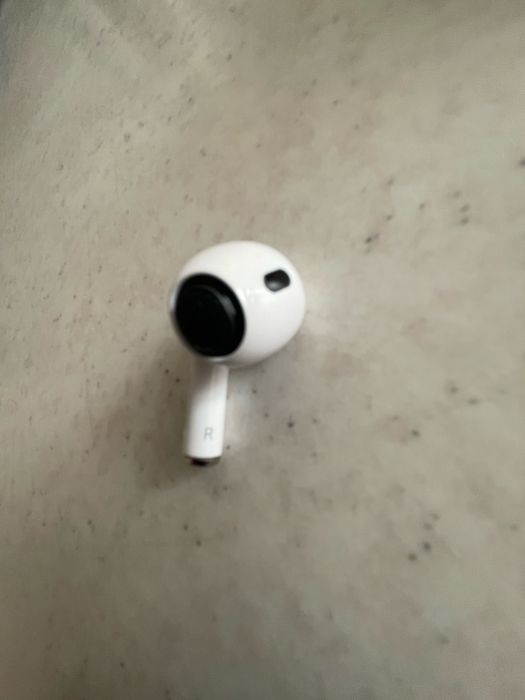 Airpods pro 2, навушники лівий (3047) та правий (2698).