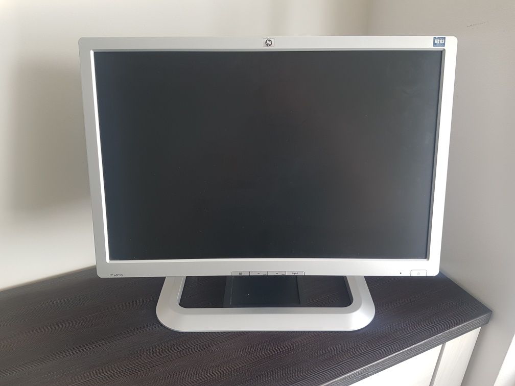 Monitor HP L2045W z pełnym okablowaniem