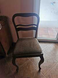Krzesło drewniane starego typu z tapicerką.