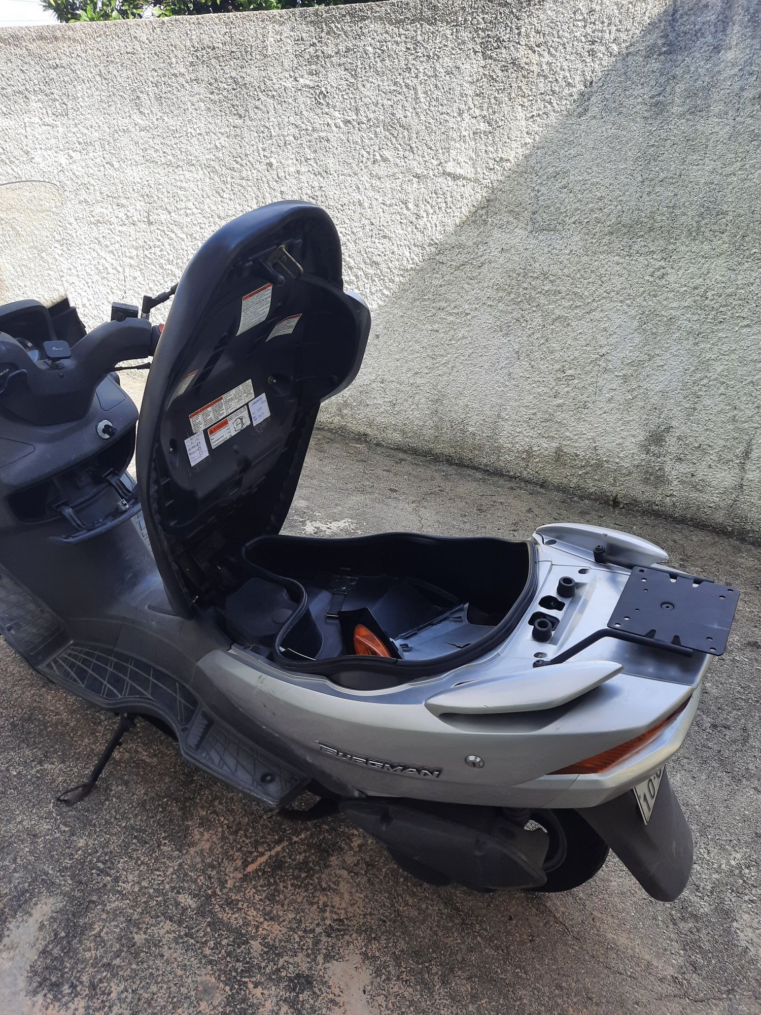 Vendo Suzuki Burgman (UH125) de 02/2003 inteira ou para peças