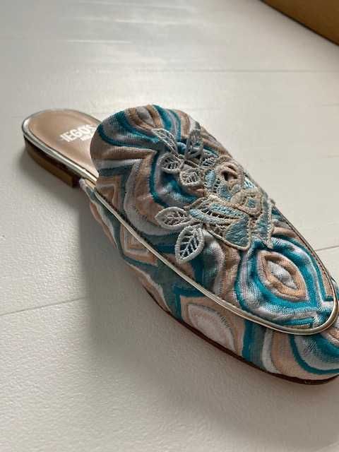 Eleganckie klapki z aplikacją