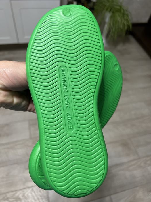 Шльопанці, вєтнамки яркі