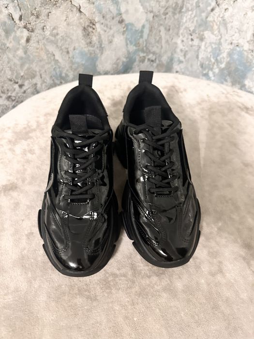 Продам жіночі кросівки