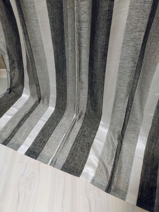Zasłonka w odcieniach szarości i bieli