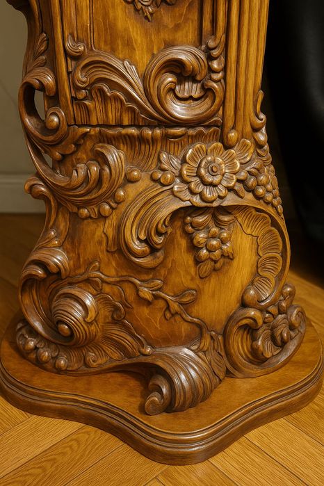 Zegar francuski neorokokowy podłogowy, kwadransowy, orzech.