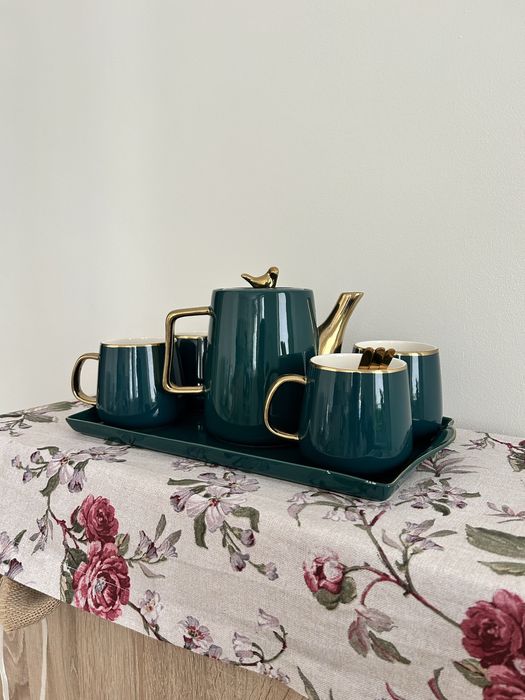 Zestaw ceramiczny do kawy/herbaty - czajnik plus cztery kubki i taca