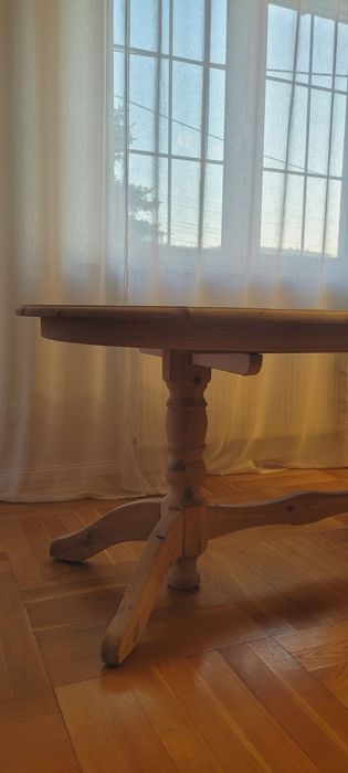 Duży drewniany rozkładany stół do salonu, jadalni