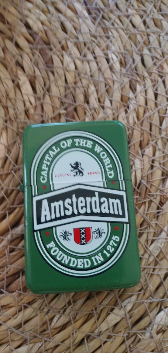 Trzy zapalniczki w stylu zippo