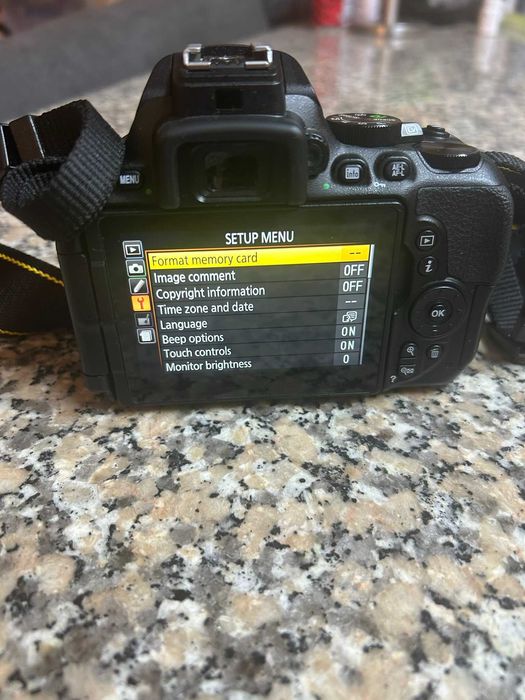 Nikon D5600 - com objetiva 18-50mm + Cartão SD 128GB - como nova