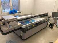 Drukarka ploter UV LED stołowy stan idealny CMYK+biały+lakier