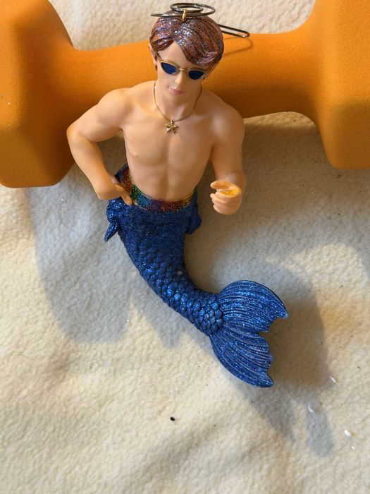 Enfeite sereio merman em porcelana com glitter – vários