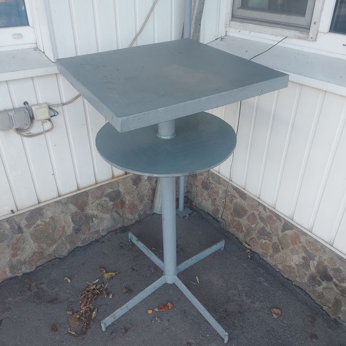 Стіл саморобний міцний металевий.