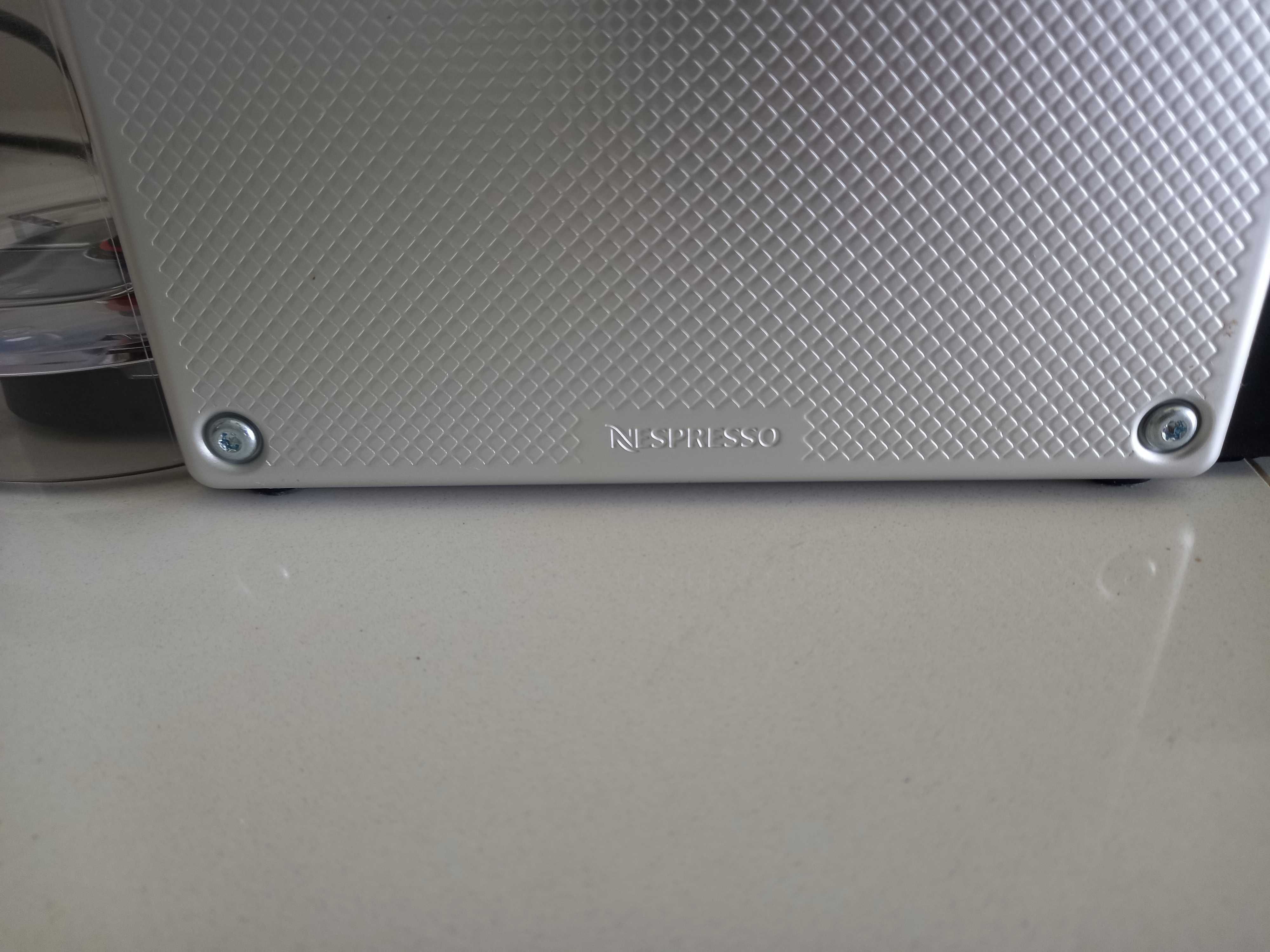 Máquina Nespresso + 90 cápsulas