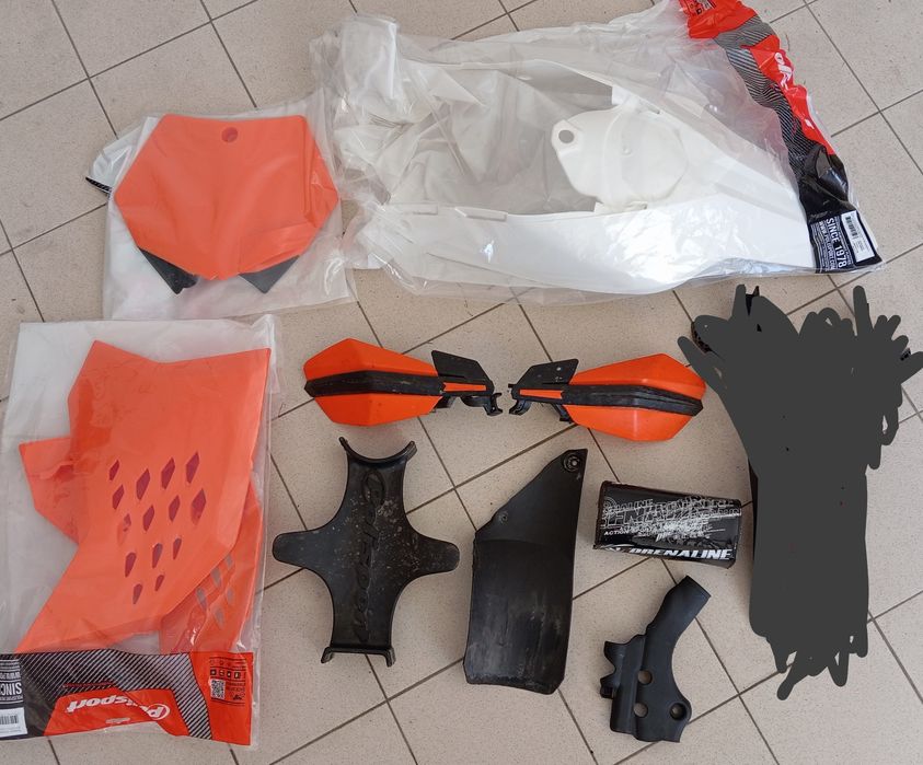 Plásticos e trancador KTM