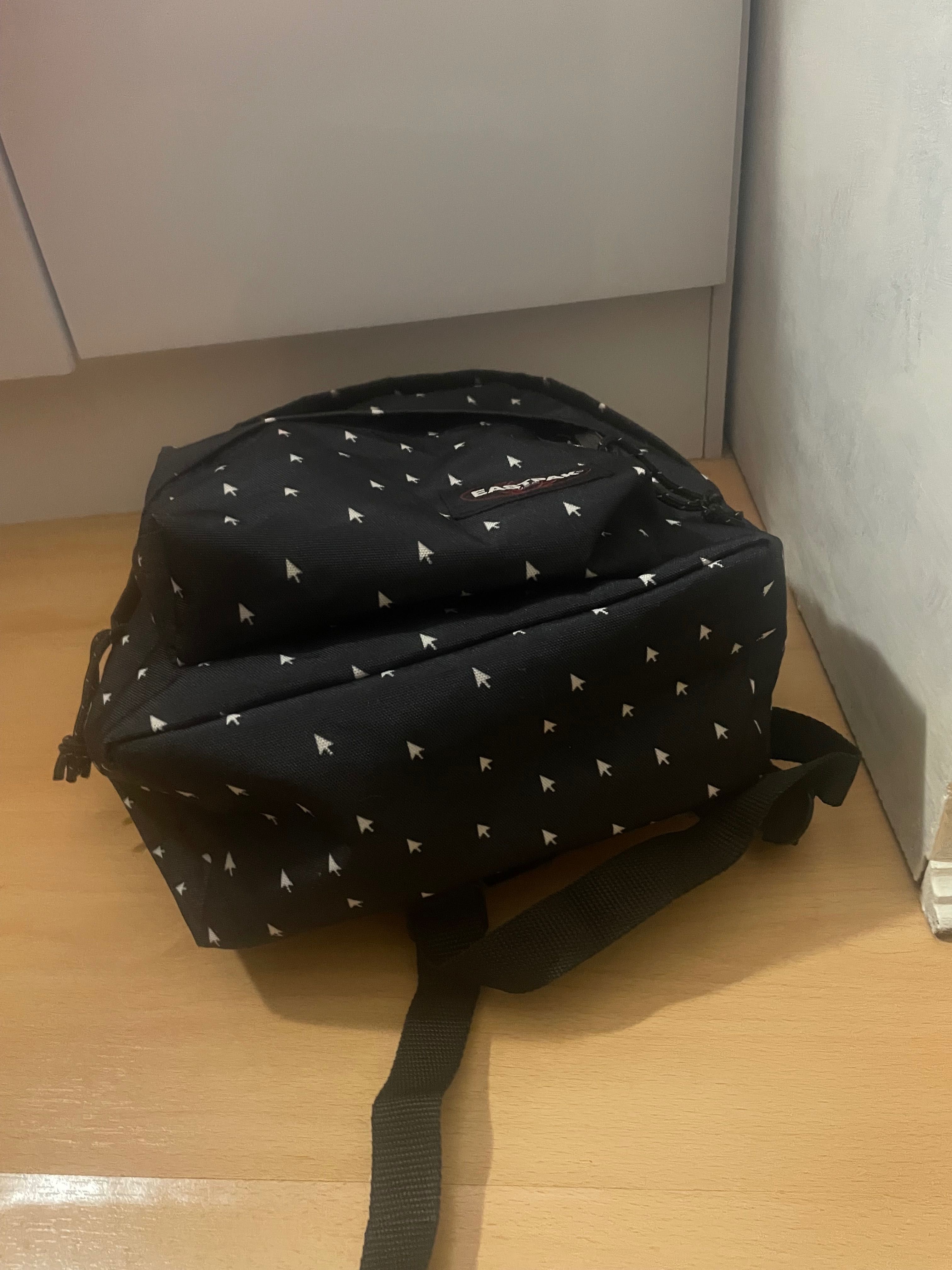 Mochila eastpak ( tamanho pequeno )