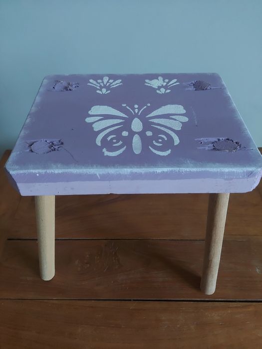 Uroczy, liliowy stołek/taboret maloway hand made z drewna dla dzieci