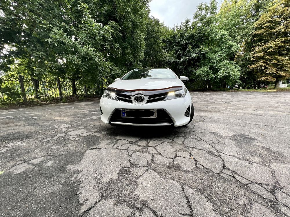 Продам автомобіль Toyota Auris