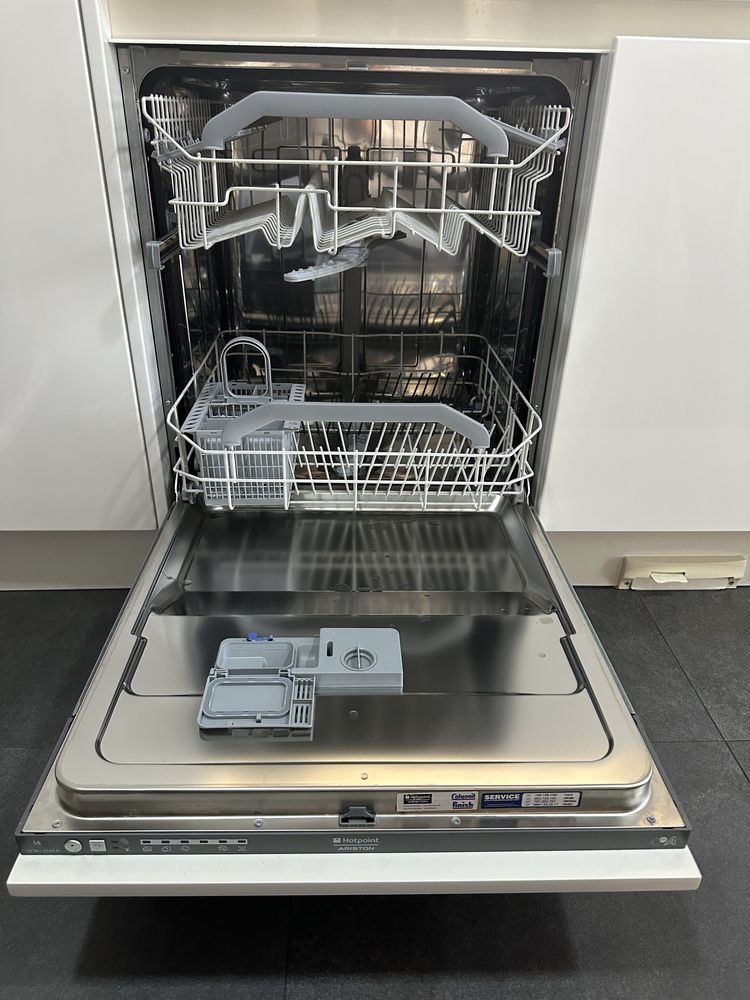 Máquina de lavar loiça encastre Ariston Hotpoint