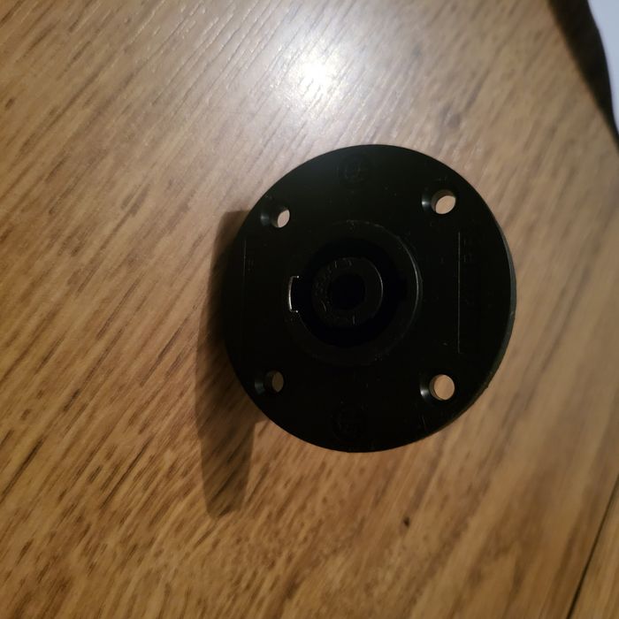 2 Eminence ASD1001 PRO. Conector de cabo speakon