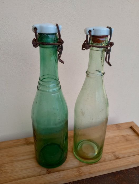 Stare butelki z porcelanowym kapslem.