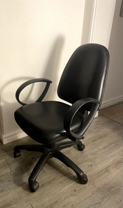 Cadeira de escritório rotativa com suporte de braços