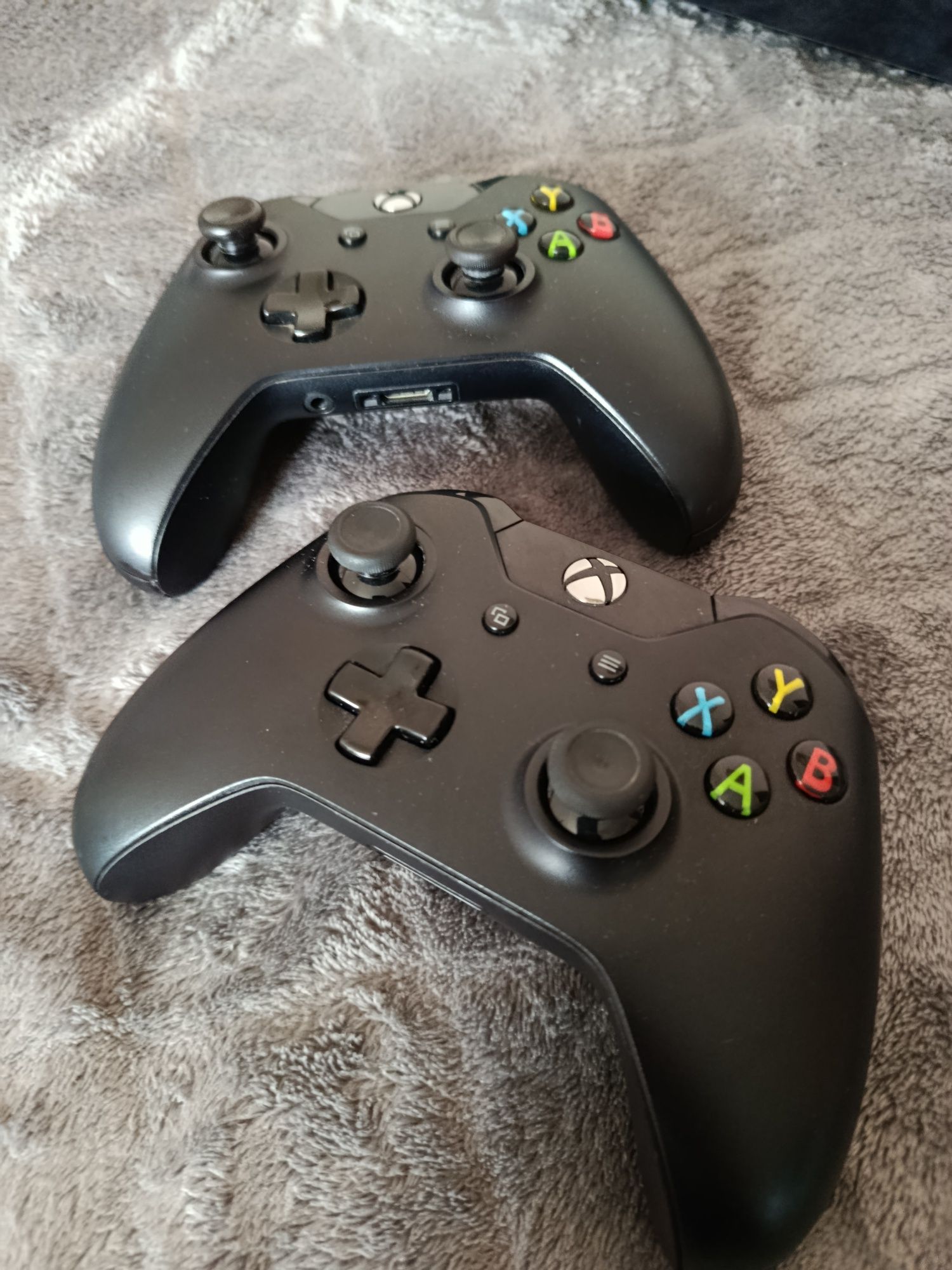 XBOX One 1 tb / 2 pady / słuchawki / FIFIA 18 / FIFA 16