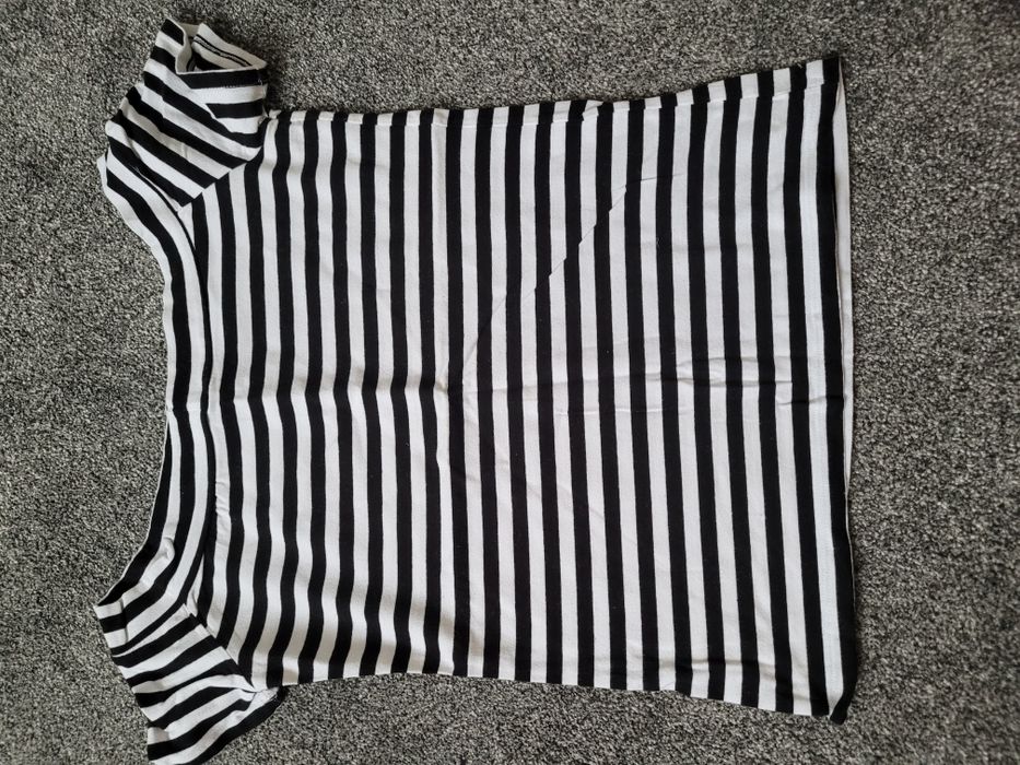 Bluzka w paski z odkrytymi ramionami na lato