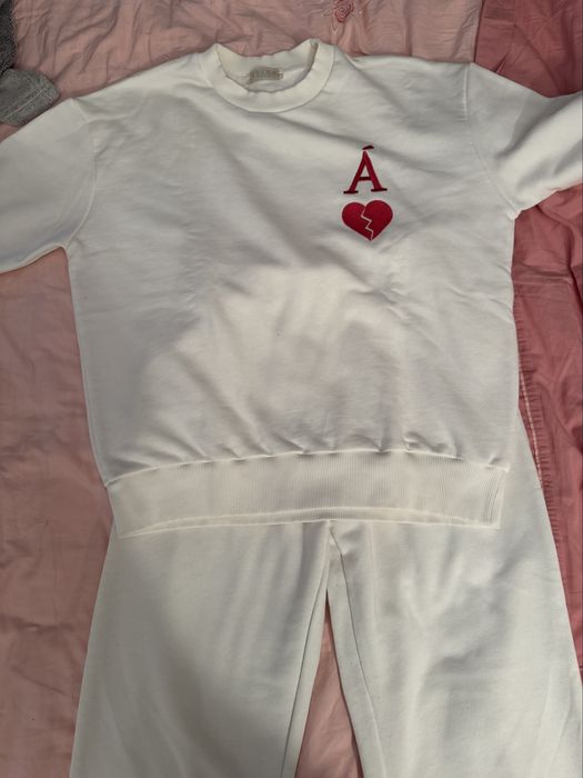 Білий спортивний костюм